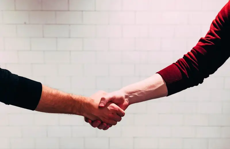 Poignée de main artisan client - contrat d'entretien annuel ACM Gaz