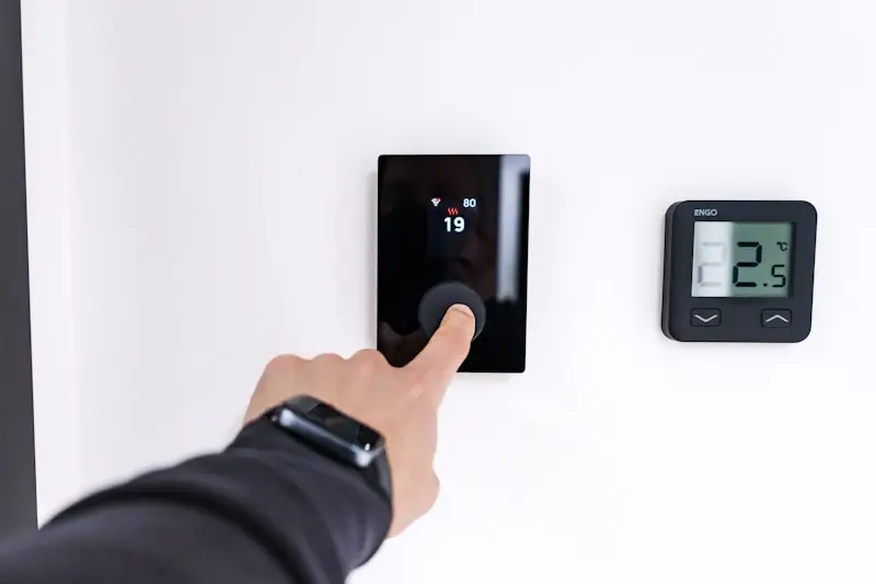 Thermostat connecté installé au mur - économies de chauffage